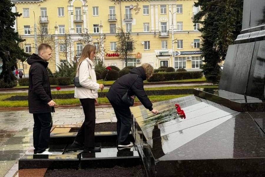 Возложение цветов к памятнику В.И. Ленина