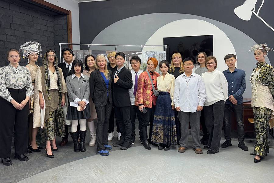 Защита дипломных проектов первой группы иностранных студентов по специальности «Дизайн» из Китайской Народной Республики