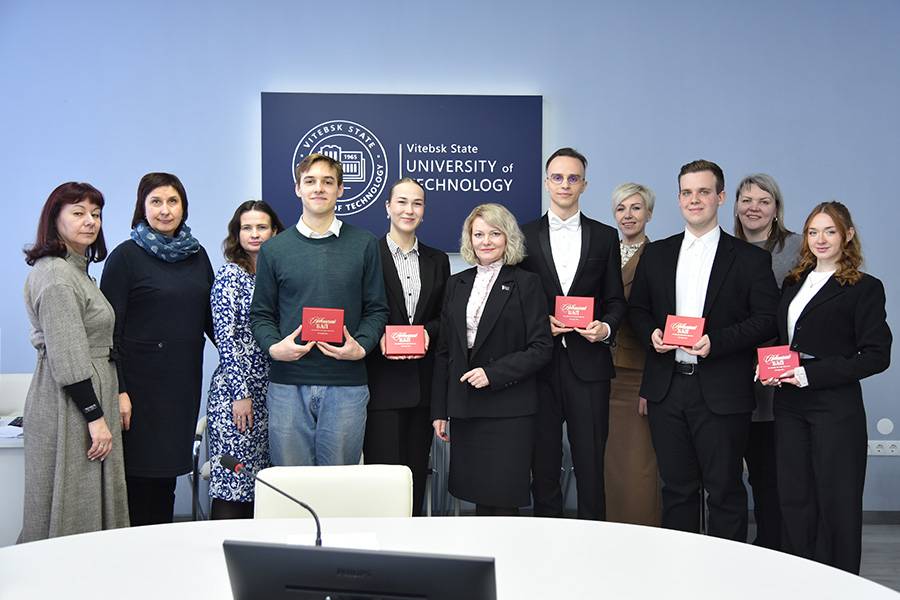 Вручение памятных сувениров участникам Республиканского Новогоднего бала